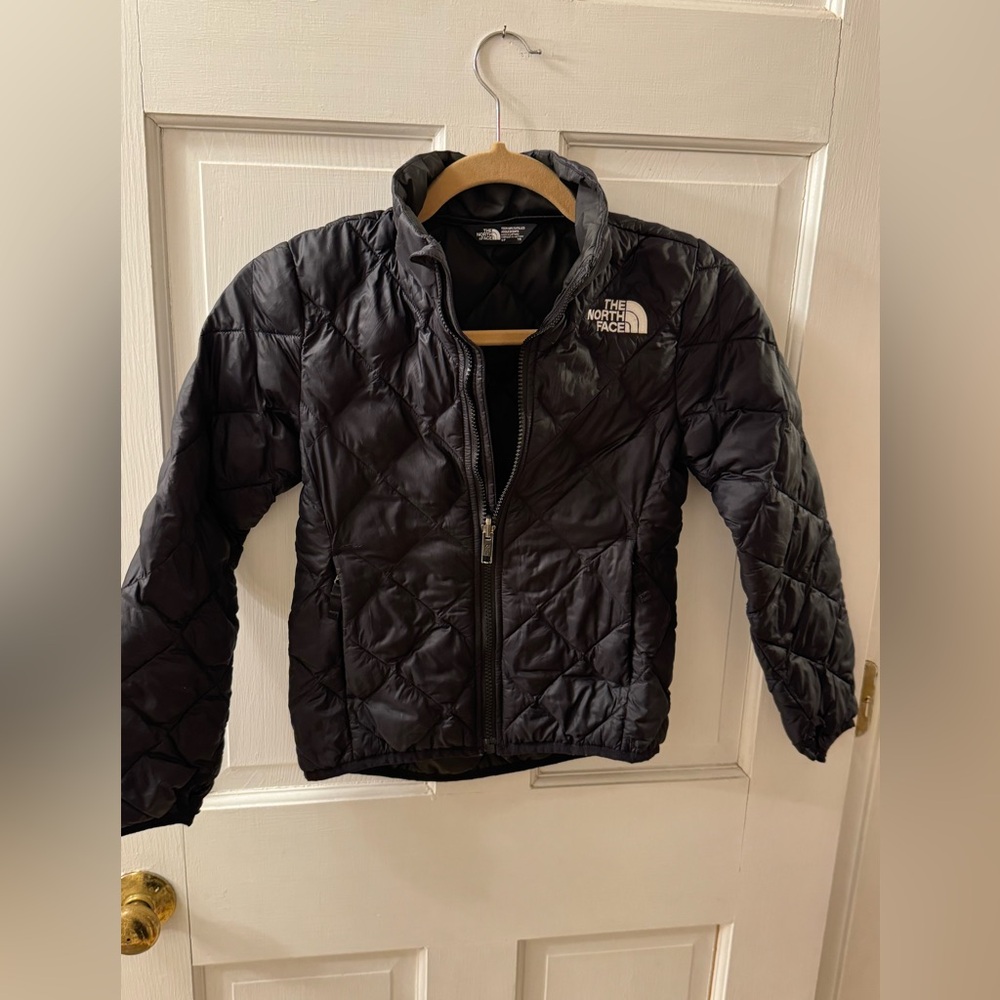The North Face girls puffer jacket black with white embroidered emblem 7/8